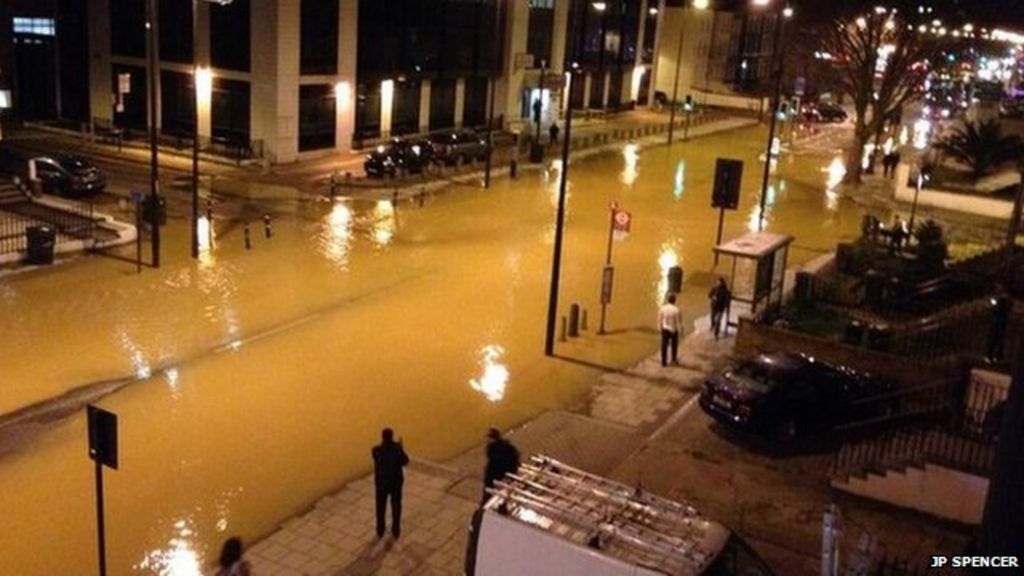 Flooding shuts Clapham Road, in south-west London - BBC News