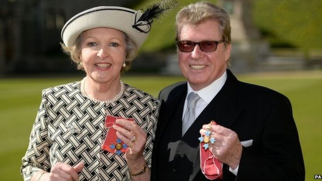 Penelope Keith and Michael Crawford honoured by Queen - BBC News