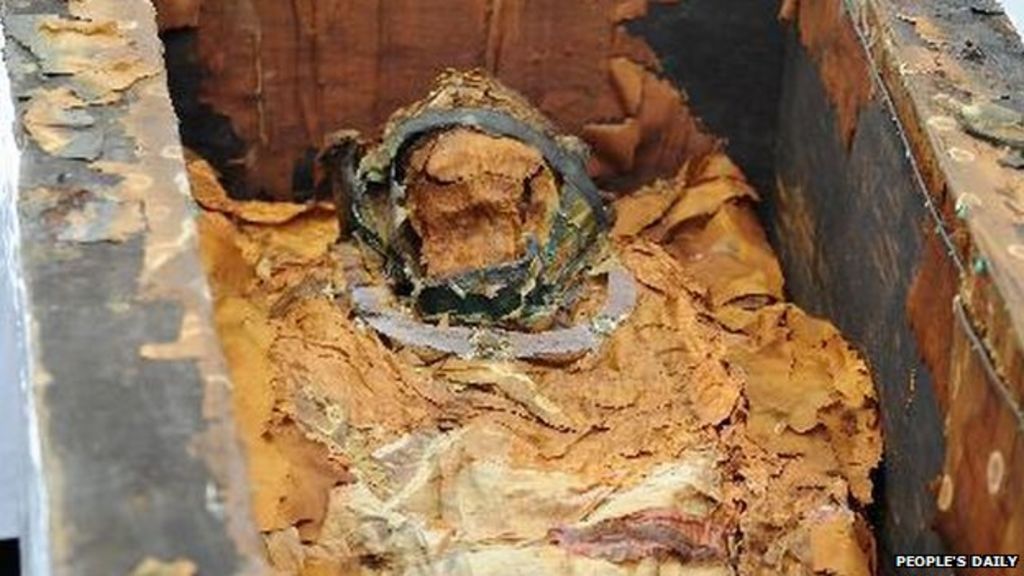 China: Ancient coffin 'rescued' from tomb raiders - BBC News