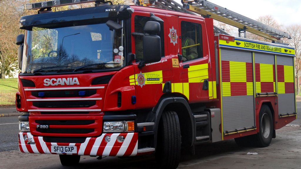 Police investigate death of woman in Kilwinning house fire - BBC News