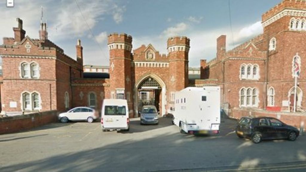 Lincoln Prison inspection: Fears raised over safety - BBC News