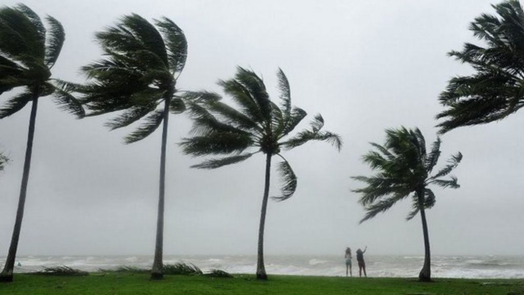 Cyclone Ita: Queensland surveys storm damage - BBC News