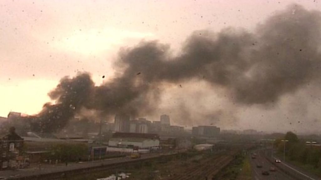 Huge fire on Leeds industrial estate - BBC News