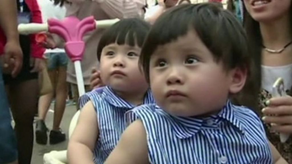 thousands-of-twins-celebrate-in-china-bbc-news