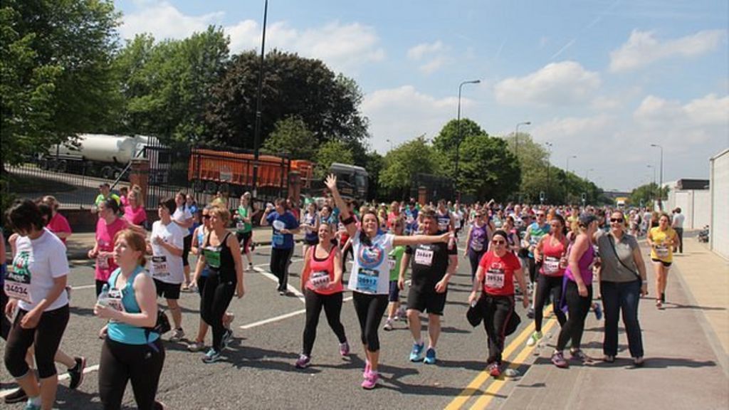 Thousands of runners finish Great Manchester Run 2014 BBC News