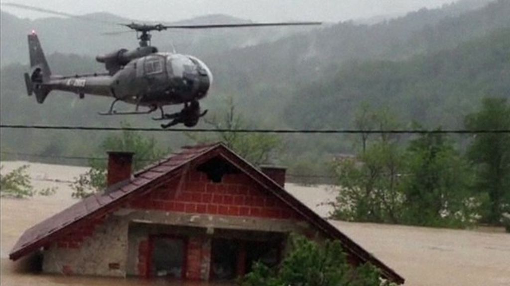 Bosnia Floods: Dramatic Footage Of Helicopter Rescue - BBC News