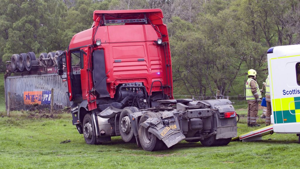 Lorry crash on A95 Aviemore to Grantown on Spey road BBC News