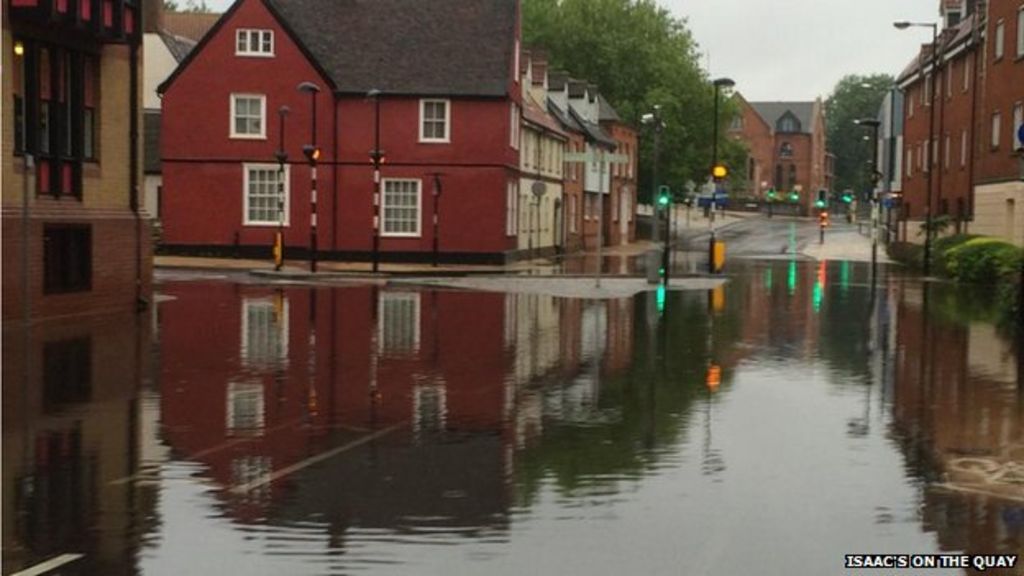 Heavy rain causes flooding in Suffolk - BBC News