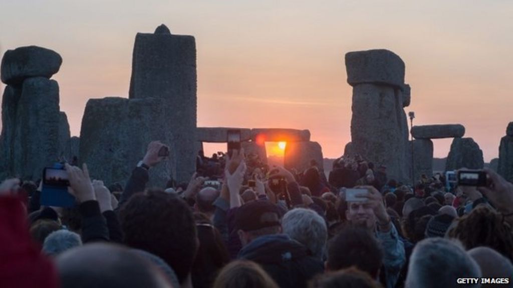 Stonehenge summer solstice celebrations see thousands gather BBC News