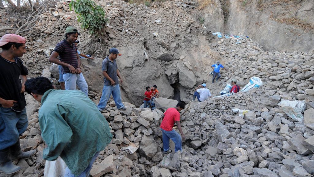 Honduras landslide traps 11 artisanal gold miners - BBC News