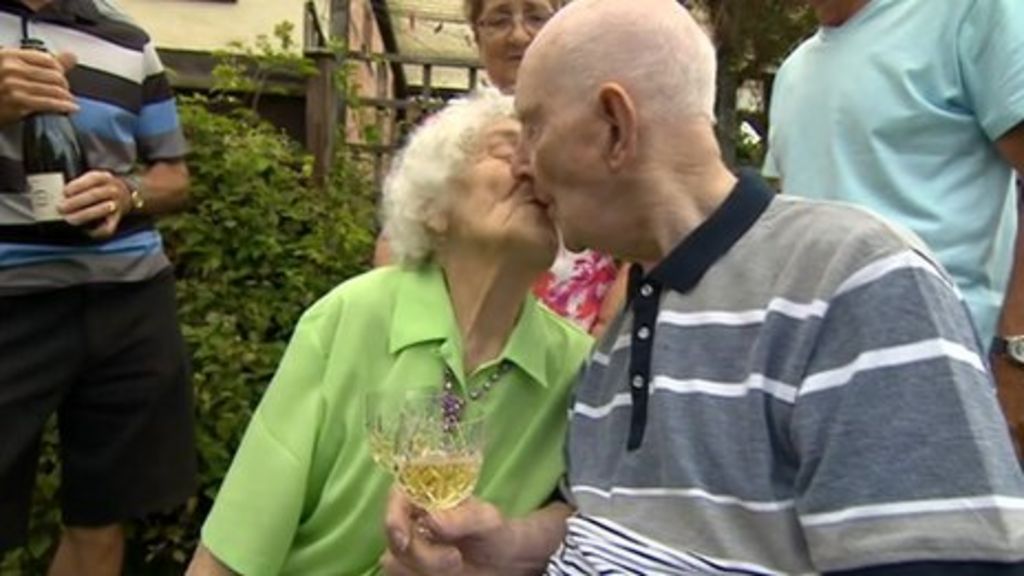 Leicestershire couple celebrate 80th wedding anniversary - BBC News