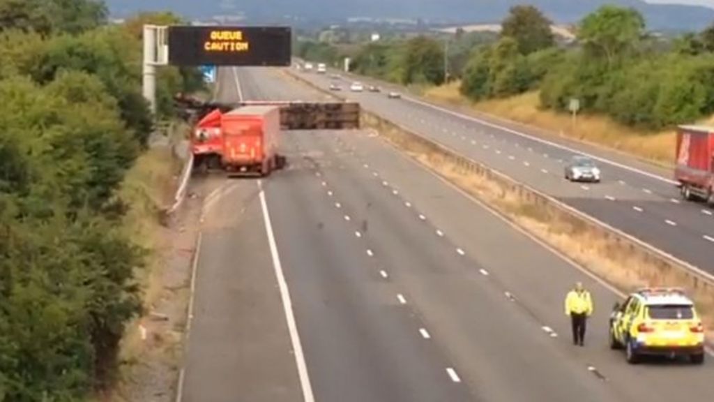 lorry-crash-closes-lane-on-m5-southbound-in-somerset-bbc-news