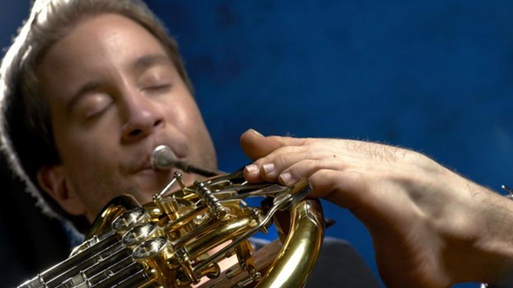 the-man-who-plays-french-horn-with-his-toes-bbc-news