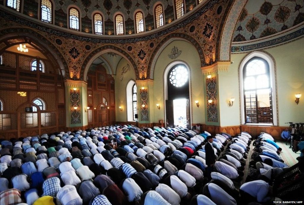 Eid al-Fitr celebrated around the world - BBC News