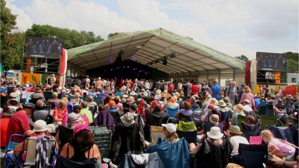 Fiftieth Cambridge Folk Festival attracts thousands - BBC News