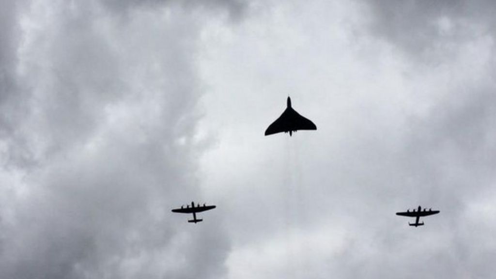 Red Arrows flypast for university graduates - Loughborough