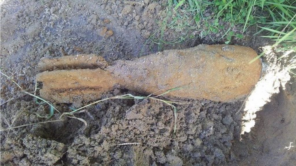 Unexploded WW2 bomb found at Kenfig Pool, Bridgend - BBC News