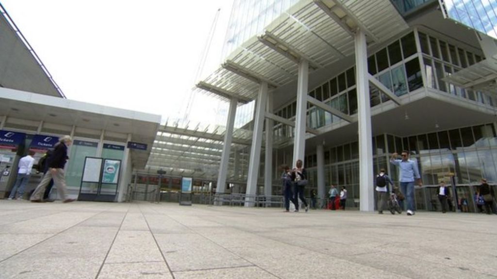 London Bridge railway station partially closes - BBC News