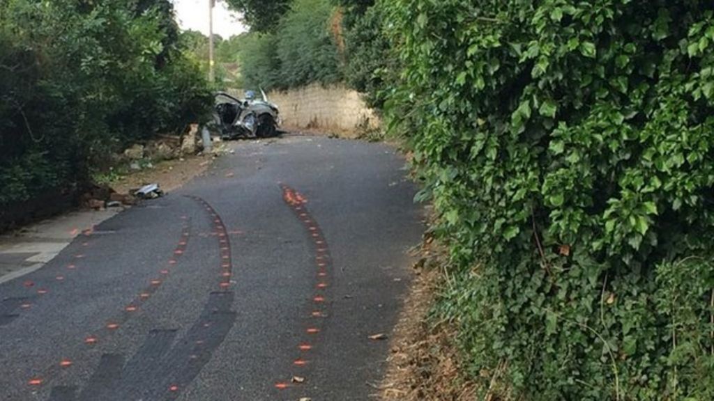 Doncaster Crash Leaves Two Men Dead - BBC News