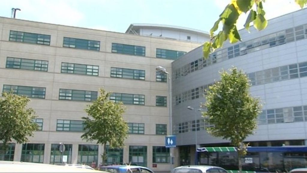Great Western Hospital 'frustrated' with catering firm Carillion - BBC News