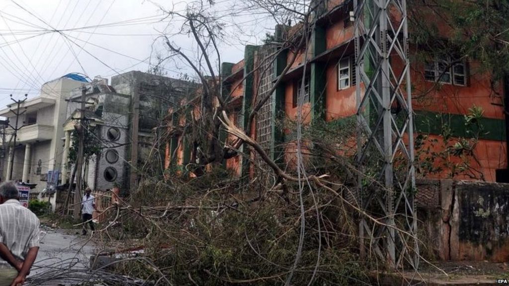 Cyclone Hudhud: India ups aid effort as death toll rises - BBC News