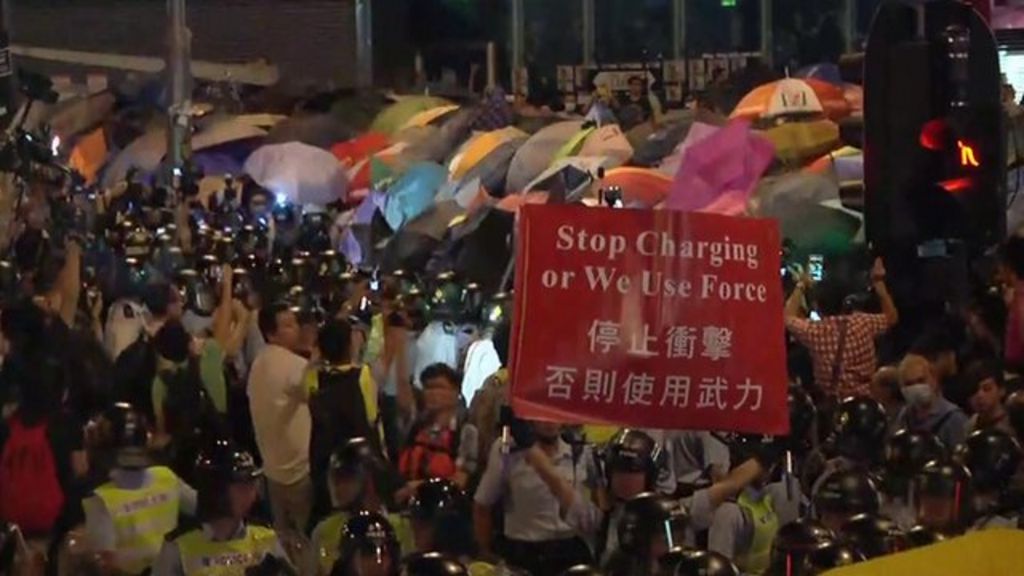 Hong Kong protests: Mong Kok camp retaken from police - BBC News