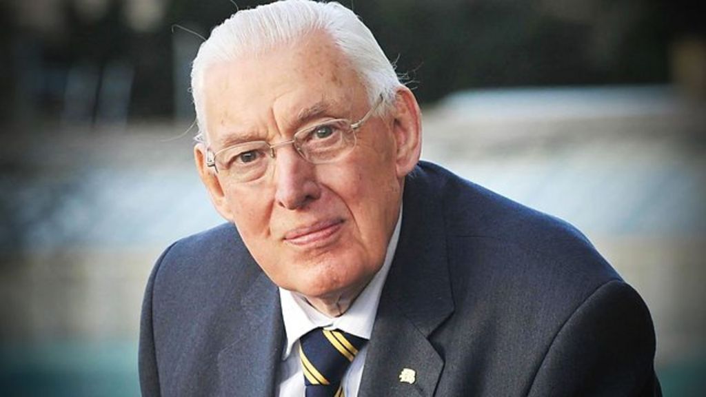 Ian Paisley: Former NI leader 'cast influential shadow' - BBC News