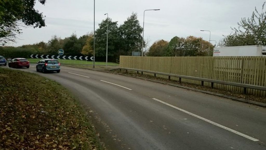 Northampton roundabout fence will 'reduce crashes' BBC News