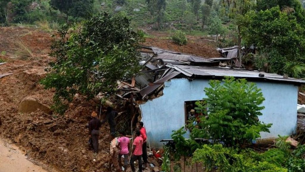 Sri Lanka landslide: '100 feared dead' - BBC News