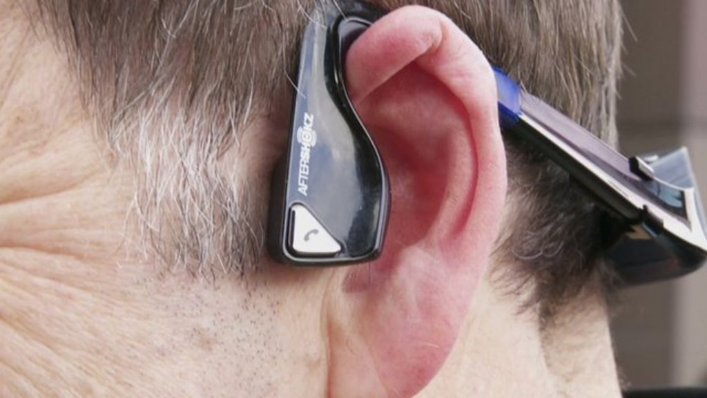 Hitech headset to guide blind people BBC News