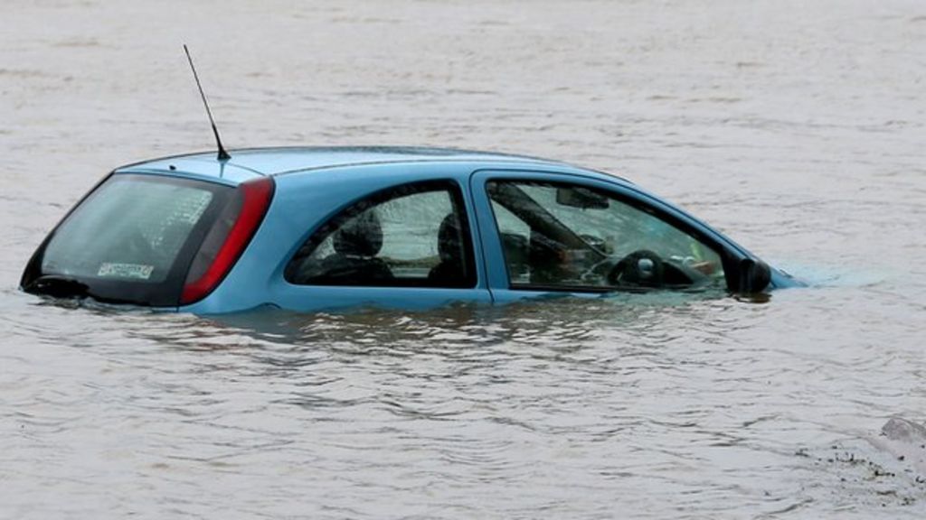 Road flood rescue blackspots revealed - BBC News