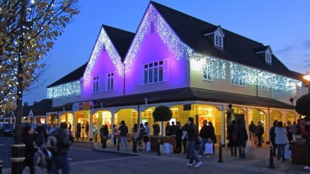 Bicester Village brings in traffic marshals for Christmas BBC News
