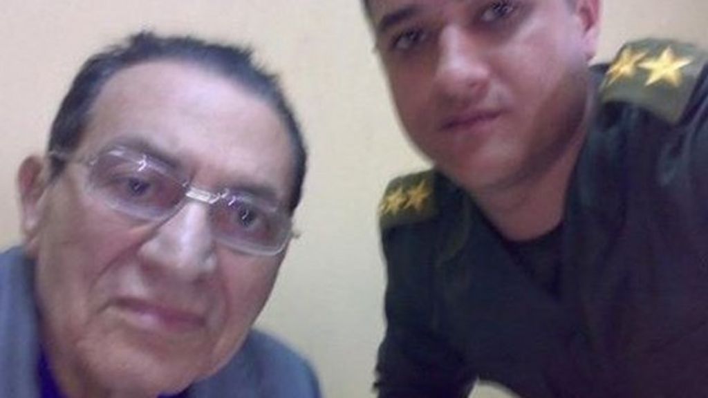 #BBCtrending: Protesters doctor Mubarak 'selfie' - BBC News