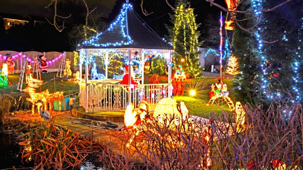 Featherstone house in final charity Christmas light display - BBC News