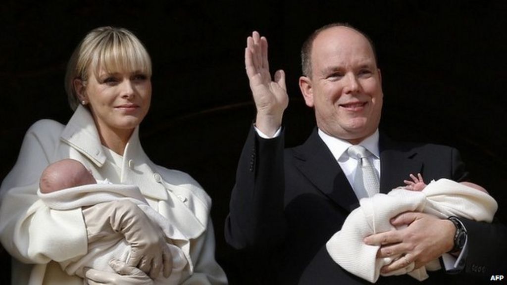 Monaco royals present twin babies on palace balcony BBC News(02)