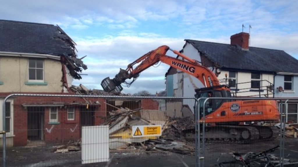 Tesco row home in Aberystwyth is demolished - BBC News