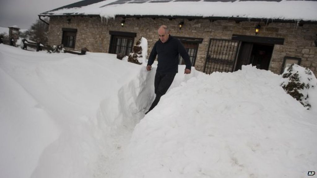 Spanish snow traps Welsh tourists BBC News