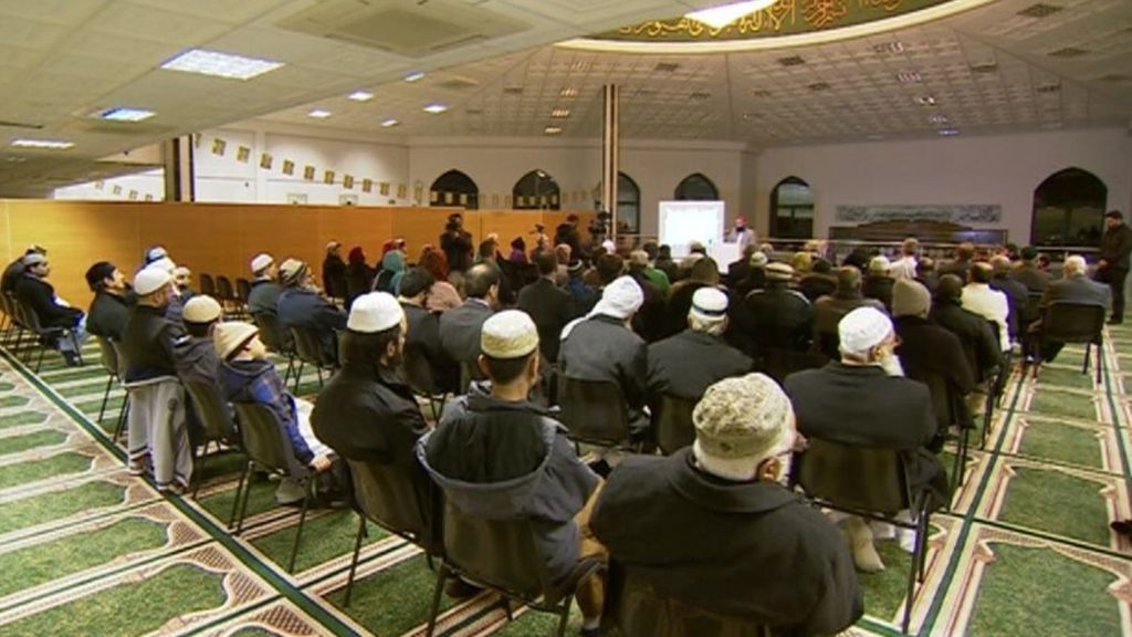 Peterborough's Muslim Imams Lead Extremism Study At Mosque - BBC News