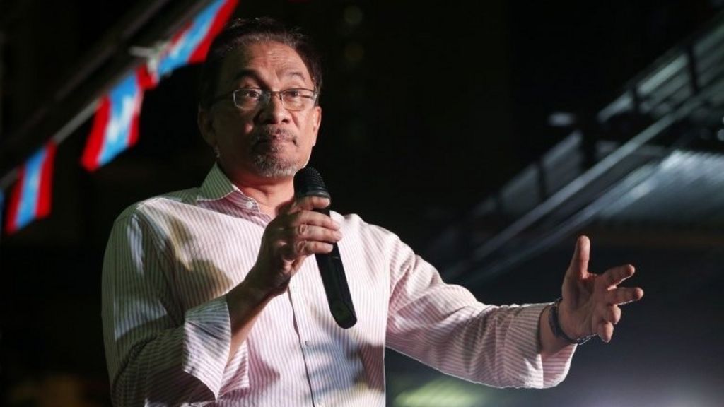 Anwar Ibrahimu0027s family seek Malaysia royal pardon - BBC News
