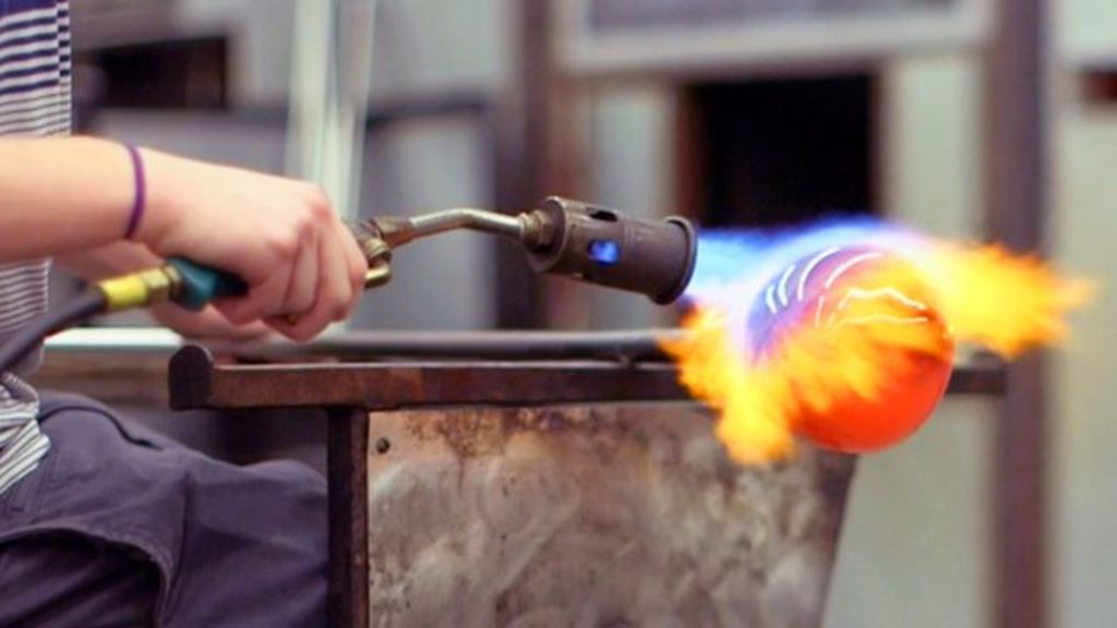 BBC Pop Up in Tacoma: Glassblowing keeps kids out of gangs - BBC News