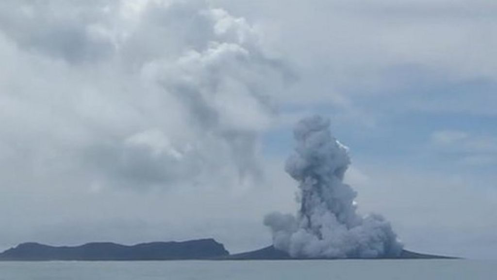 Volcano eruption leads to creation of new Pacific island - BBC News