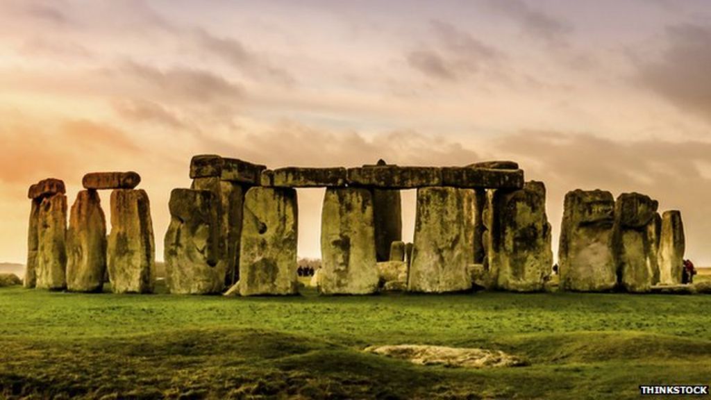 Stonehenge tunnel plan opposed by historians - BBC News