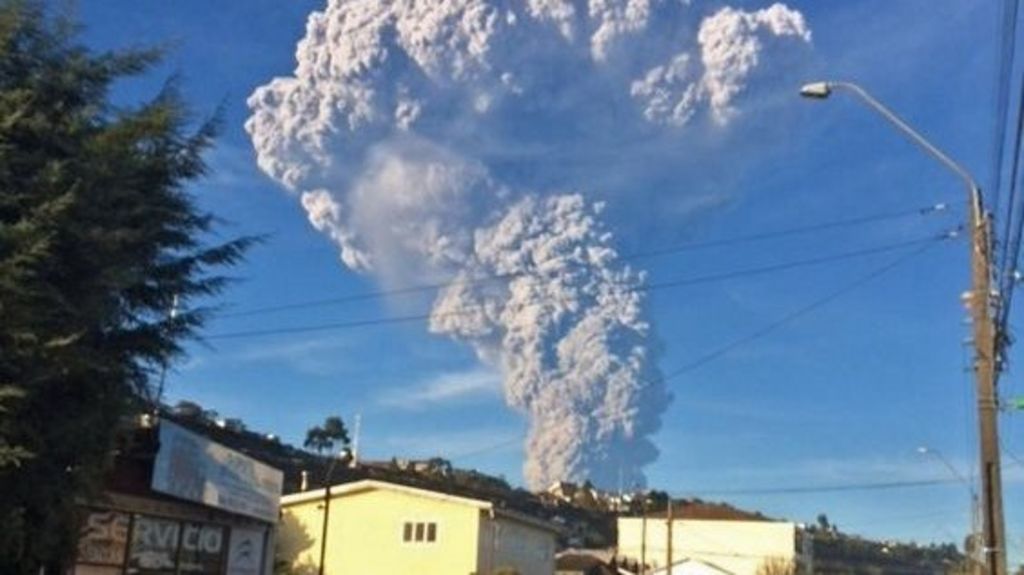 Evacuation as Calbuco volcano erupts in Chile - BBC News