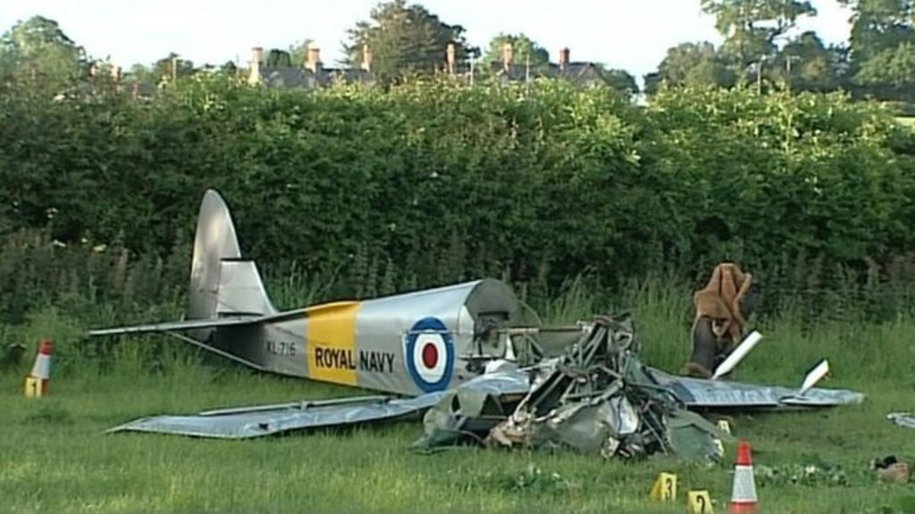 Tiger Moth biplane death crash pilot Scott Hoyle not guilty - BBC News