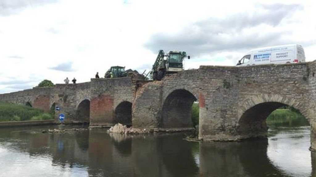 Medieval bridge at Bidford-on-Avon damaged by tractor driver - BBC News