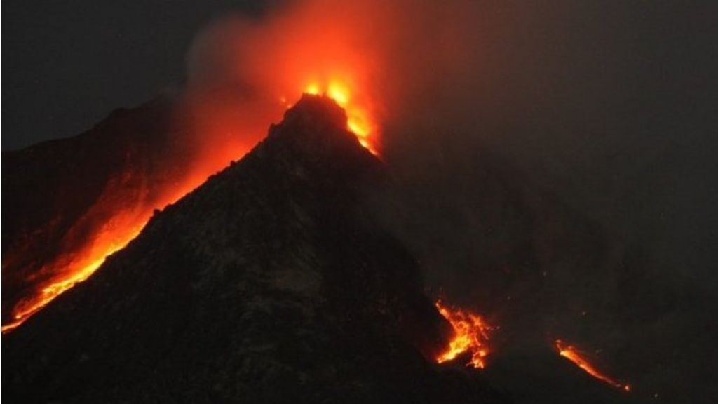 Sinabung eruption: Thousands flee Indonesia volcano - BBC News