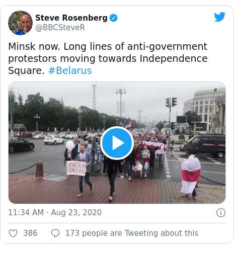 Twitter post by @BBCSteveR: Minsk now. Long lines of anti-government protestors moving towards Independence Square. #Belarus 