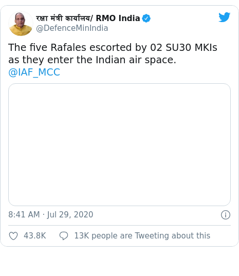 Twitter post by @DefenceMinIndia: The five Rafales escorted by 02 SU30 MKIs as they enter the Indian air space.@IAF_MCC 
