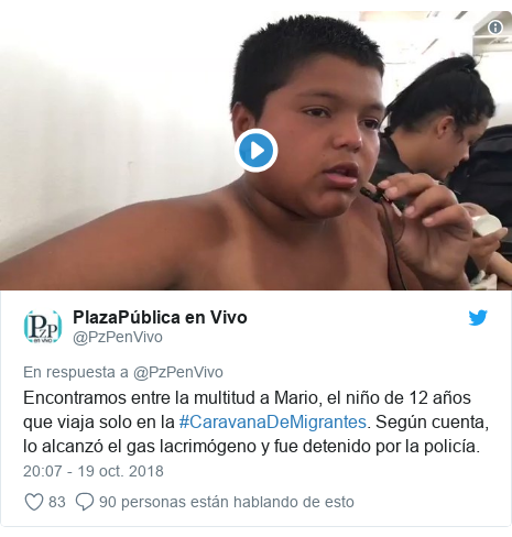 Publicación de Twitter por @PzPenVivo: Encontramos entre la multitud a Mario, el niño de 12 años que viaja solo en la #CaravanaDeMigrantes. Según cuenta, lo alcanzó el gas lacrimógeno y fue detenido por la policía. 