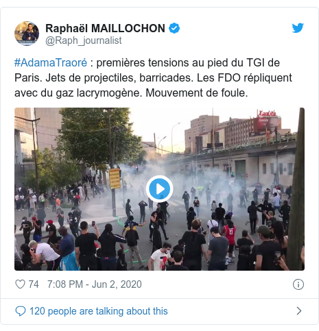 Twitter post by @Raph_journalist: #AdamaTraoré   premières tensions au pied du TGI de Paris. Jets de projectiles, barricades. Les FDO répliquent avec du gaz lacrymogène. Mouvement de foule. 